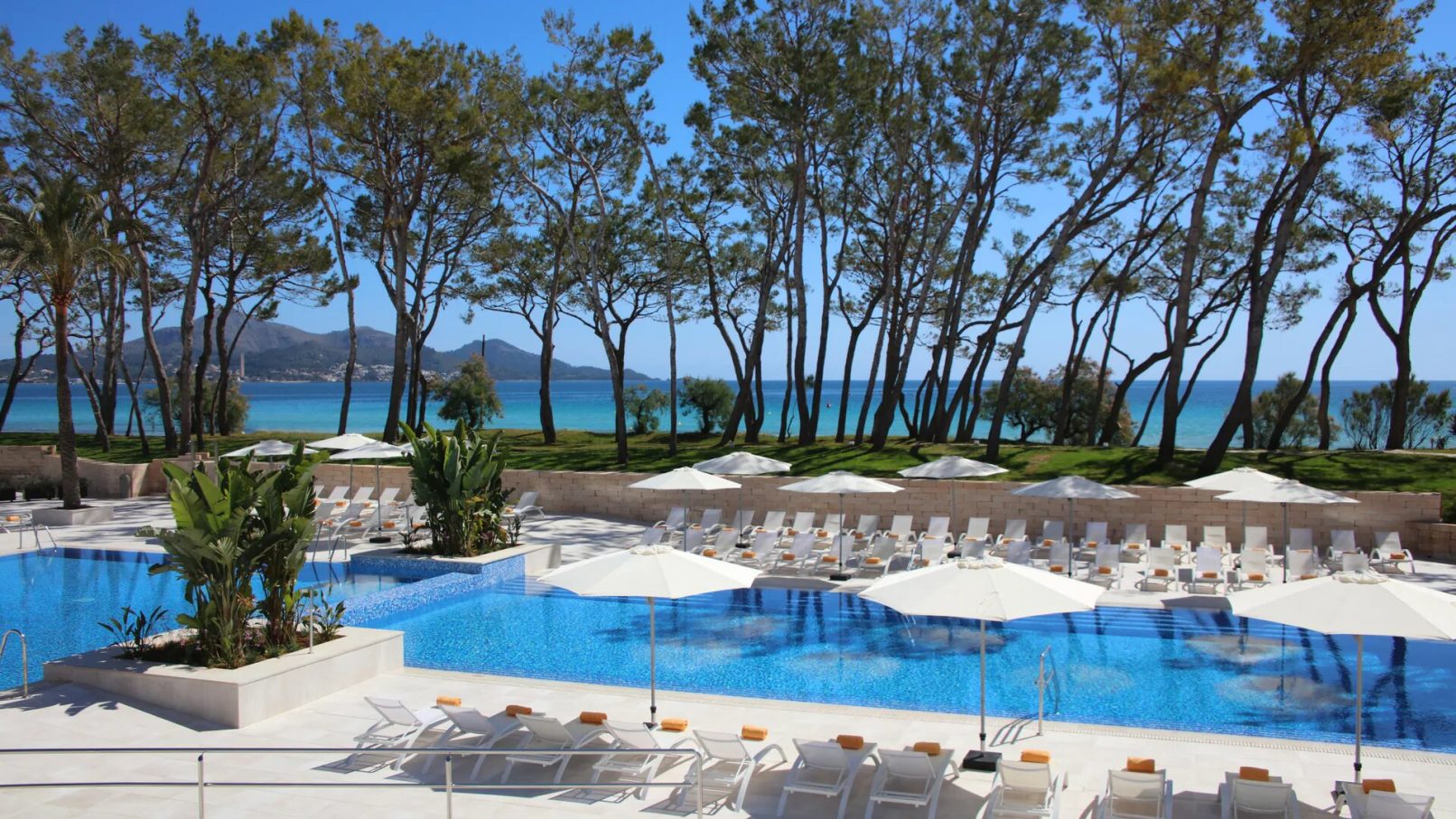 Piscina y vistas al mar